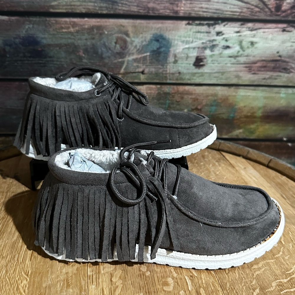 🌫️ Gypsy Jazz Sunrise Grey Sherpa Lined Moccasins – Size 6 🌫️